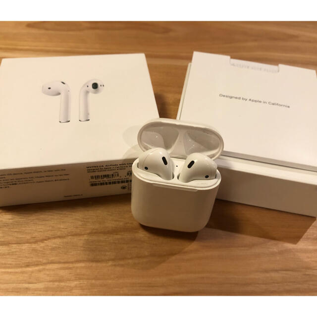 Apple(アップル)のAirPods 充電ケース付き スマホ/家電/カメラのオーディオ機器(ヘッドフォン/イヤフォン)の商品写真