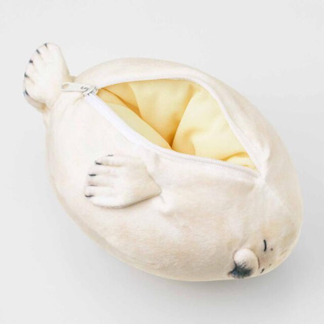 FELISSIMO(フェリシモ)の赤ちゃんゴマフアザラシ もっちりポーチ　フェリシモ レディースのファッション小物(ポーチ)の商品写真