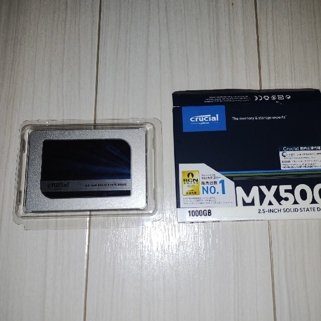 Crucial SSD MX500 1TB1TB美品 スマホ/家電/カメラのPC/タブレット(PC周辺機器)の商品写真