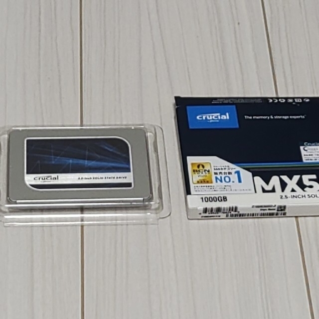 Crucial SSD MX500 1TB1TB美品 スマホ/家電/カメラのPC/タブレット(PC周辺機器)の商品写真