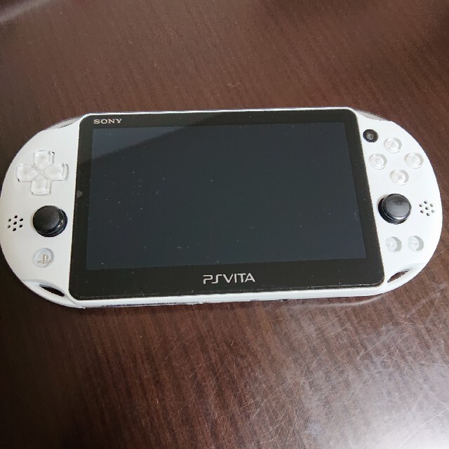 PlayStation Vita(プレイステーションヴィータ)のPlayStation®Vita（PCH-2000シリーズ） Wi-Fiモデル  エンタメ/ホビーのゲームソフト/ゲーム機本体(携帯用ゲーム機本体)の商品写真