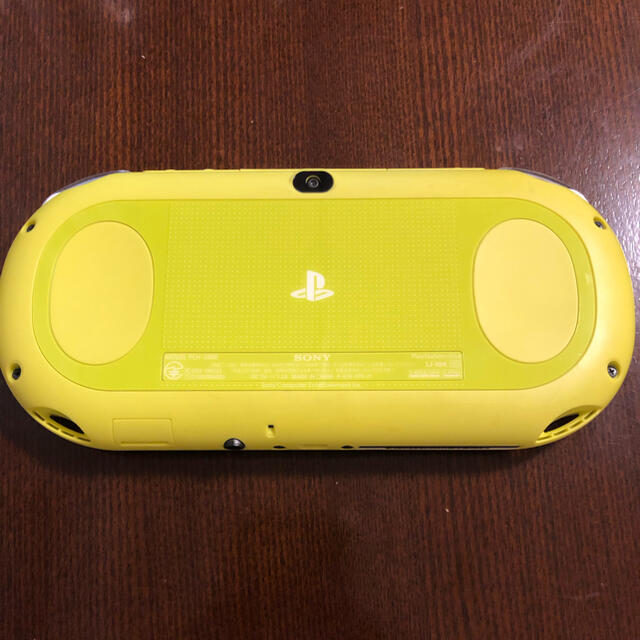 PlayStation Vita(プレイステーションヴィータ)のPlayStation Vita PCH-2000 ソフト2本セット エンタメ/ホビーのゲームソフト/ゲーム機本体(携帯用ゲーム機本体)の商品写真