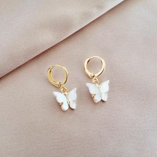 アーカー(AHKAH)のwhite shell papillon pierce 18k coating(ピアス)