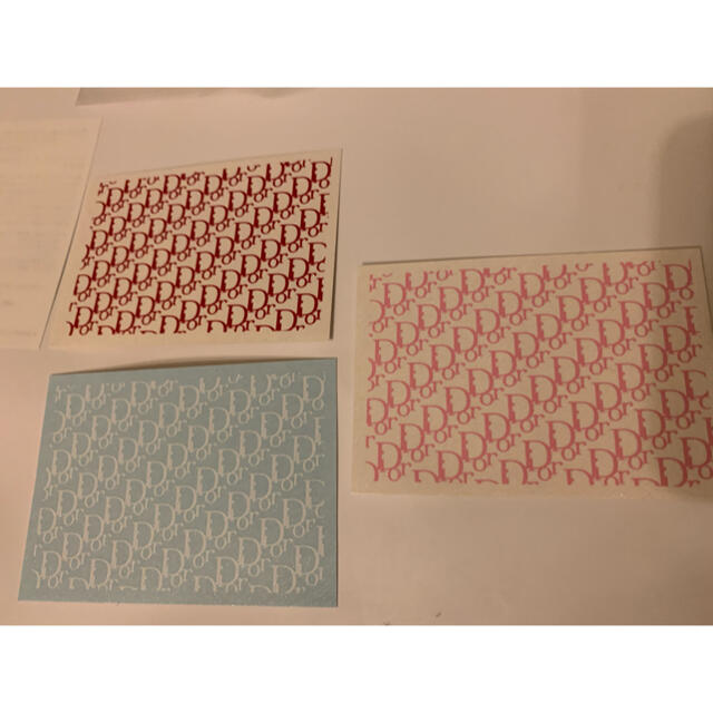 Dior(ディオール)のDIORネイルシール③ピンク、赤、ホワイト　ロゴ文字 コスメ/美容のネイル(ネイル用品)の商品写真