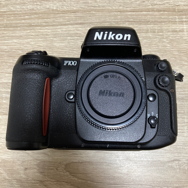 ニコン F100 (ストロボ付き) Nikon