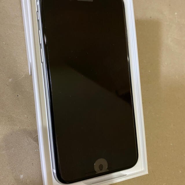 iPhoneSE2 64GB ホワイト docomoSIMロック解除 未使用 スマートフォン本体