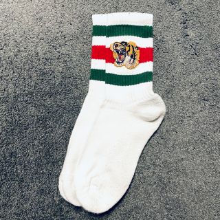 グッチ(Gucci)のGUCCI タイガー付き ストレッチコットン ソックス(ソックス)