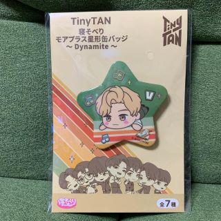 ボウダンショウネンダン(防弾少年団(BTS))のTinyTAN 寝そべりモアプラス星形缶バッジ　V(キャラクターグッズ)