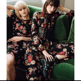 ザラ(ZARA)のZARA モデル多数着用品　ボウタイ花柄ロングワンピース【入手困難】(ロングワンピース/マキシワンピース)