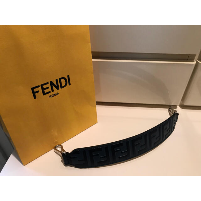 FENDI(フェンディ)の【ここなっつ様専用】FENDI ストラップ フェンディ  レディースのバッグ(ハンドバッグ)の商品写真