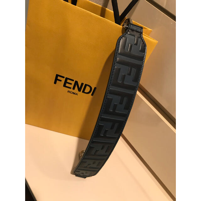 FENDI(フェンディ)の【ここなっつ様専用】FENDI ストラップ フェンディ  レディースのバッグ(ハンドバッグ)の商品写真