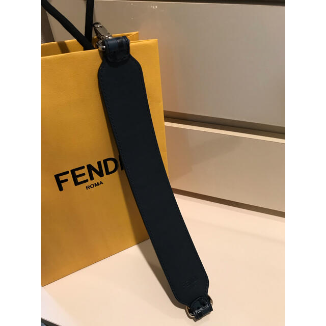 FENDI(フェンディ)の【ここなっつ様専用】FENDI ストラップ フェンディ  レディースのバッグ(ハンドバッグ)の商品写真
