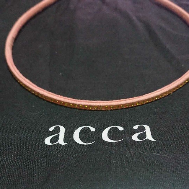 acca(アッカ)の(moon様専用)美品 acca 1連ラインストーン カチューシャ レディースのヘアアクセサリー(カチューシャ)の商品写真
