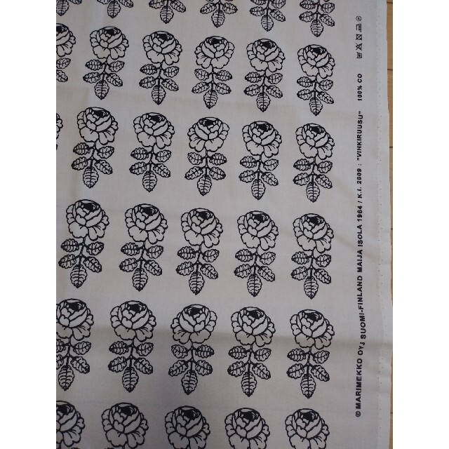 marimekko(マリメッコ)のブラック　ヴィヒキルース　生地　マリメッコ ハンドメイドの素材/材料(生地/糸)の商品写真