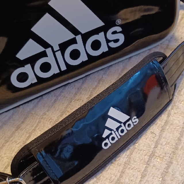 adidas(アディダス)のadidas　エナメルショルダーバッグ キッズ/ベビー/マタニティのこども用バッグ(レッスンバッグ)の商品写真