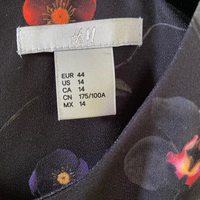 H&M(エイチアンドエム)のH&M ワンピース　ブラック　花柄 レディースのワンピース(ひざ丈ワンピース)の商品写真