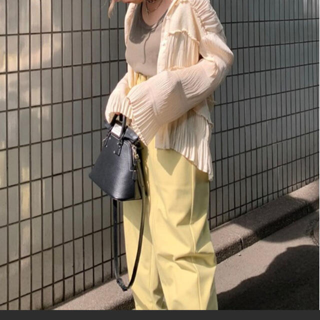 Ameri VINTAGE(アメリヴィンテージ)のAMERI   SHIRRING PLEATS BLOUSE  レディースのトップス(シャツ/ブラウス(長袖/七分))の商品写真