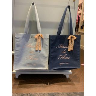 メゾンドフルール(Maison de FLEUR)の【新品　タグ付】原宿限定デニムロゴ刺繍スクエアトートバッグ(トートバッグ)