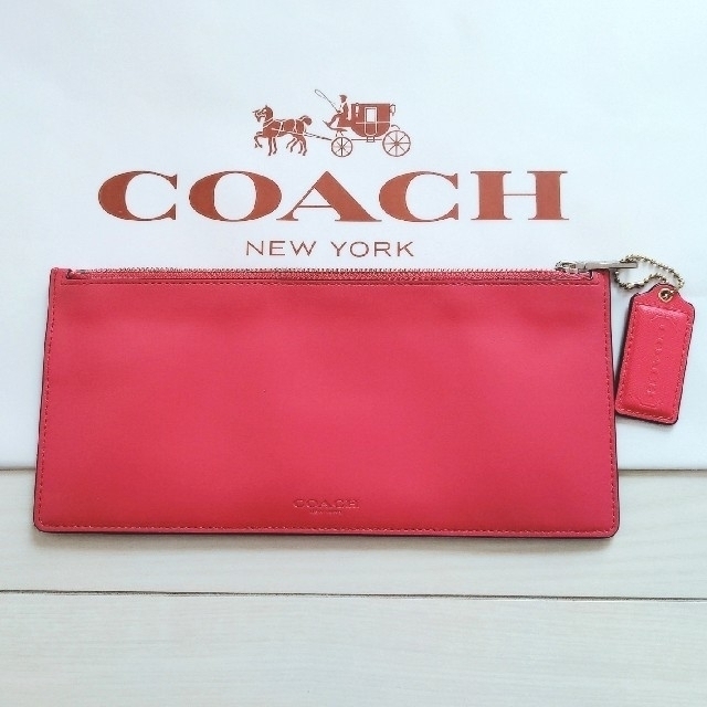 COACH(コーチ)の新品　COACH　チャーム付マチ無しポーチ レディースのファッション小物(ポーチ)の商品写真