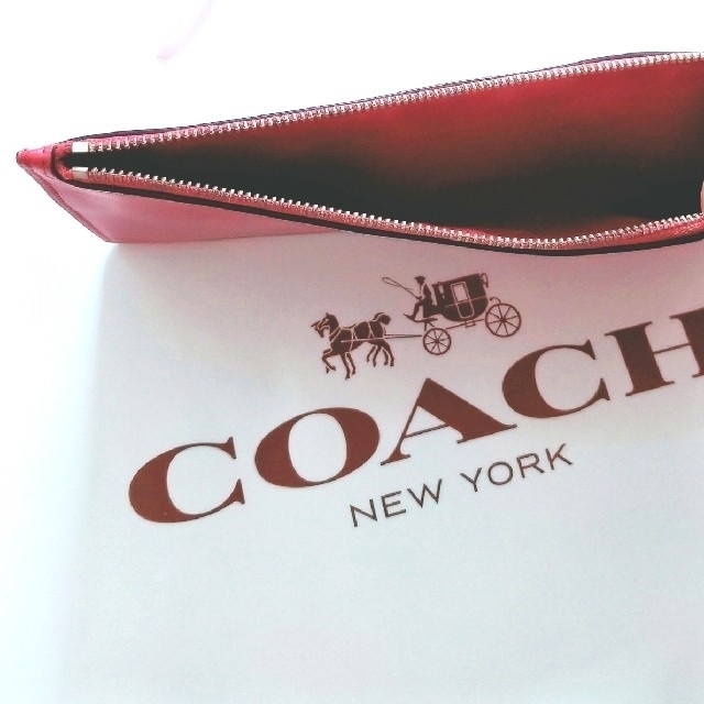 COACH(コーチ)の新品　COACH　チャーム付マチ無しポーチ レディースのファッション小物(ポーチ)の商品写真