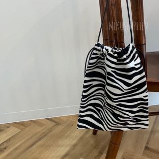 ザラ(ZARA)のゼブラ ミニ 巾着ショルダー モノトーン バッグ  アニマル 動物 レディース(ショルダーバッグ)