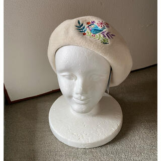 フルラ(Furla)の新品未使用フルラベレー帽生成り刺繍入りサイズフリー調整付き(ハンチング/ベレー帽)