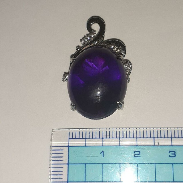 紫の石と透明の石がついたネックレストップ レディースのアクセサリー(ネックレス)の商品写真