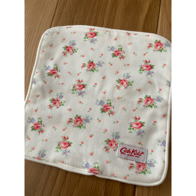 Cath Kidston(キャスキッドソン)の【新品・未使用】キャスキッドソン　ハンカチ　ガーゼ　2枚セット キッズ/ベビー/マタニティのこども用ファッション小物(その他)の商品写真