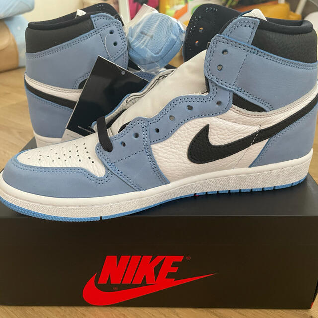 NIKE(ナイキ)のNIKE AIR JORDAN1 RETROユニバーシティブルー 27.5 メンズの靴/シューズ(スニーカー)の商品写真