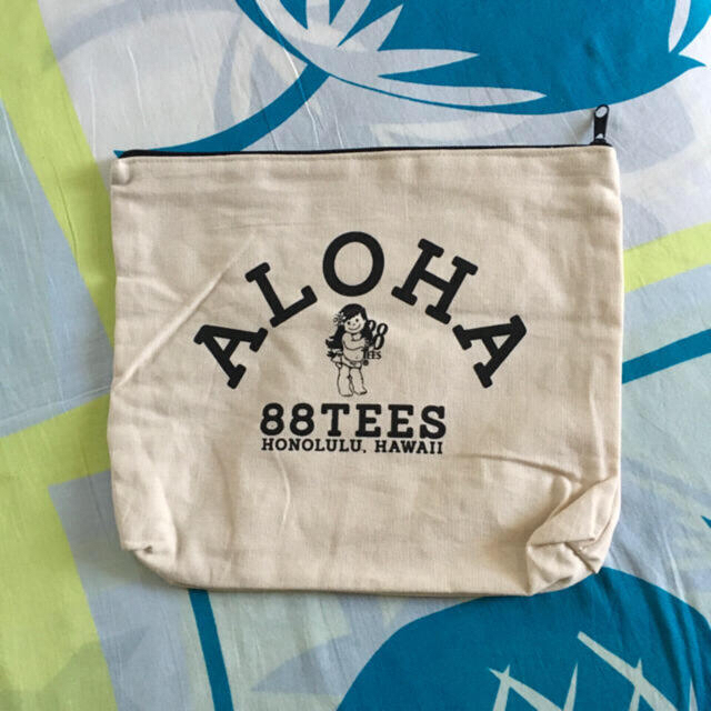 88TEES(エイティーエイティーズ)の８８TEESエイティエイティーズhawaii限定セカンドポーチクラッチBAG レディースのファッション小物(ポーチ)の商品写真