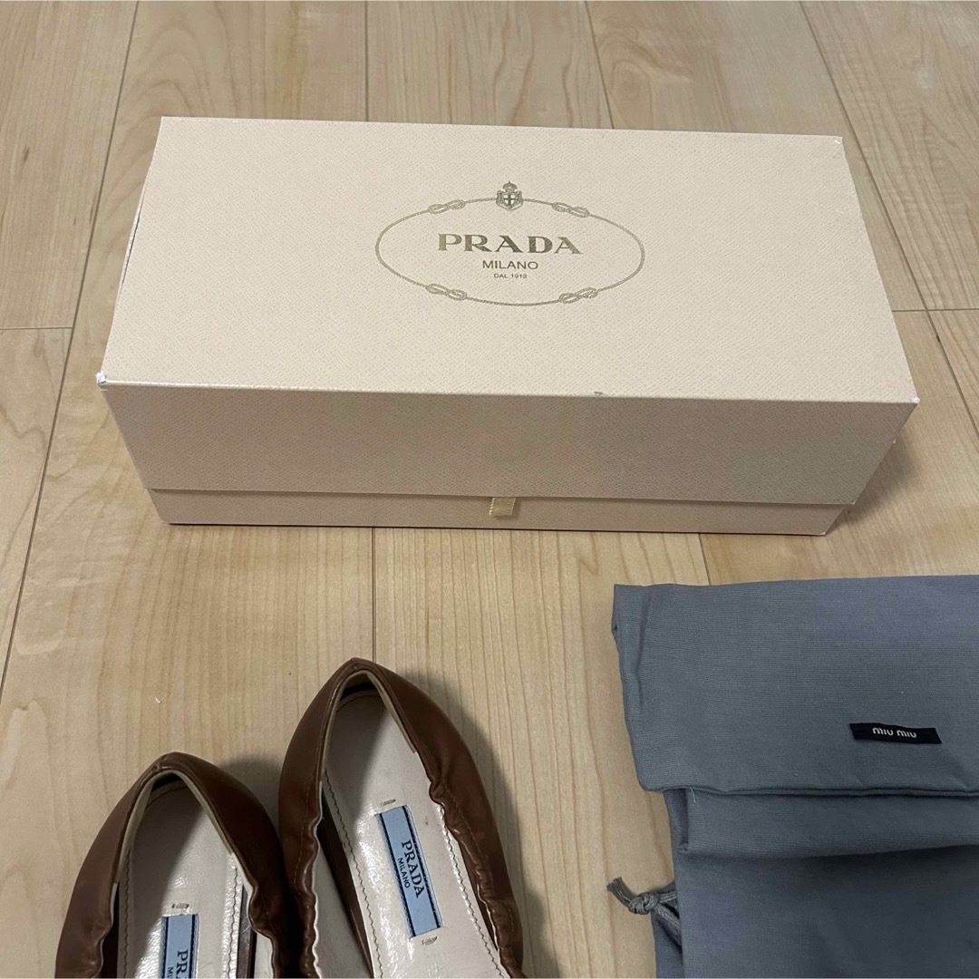 PRADA(プラダ)のプラダ 茶 りぼん フラット シューズ 37    23.5㎝くらい レディースの靴/シューズ(バレエシューズ)の商品写真