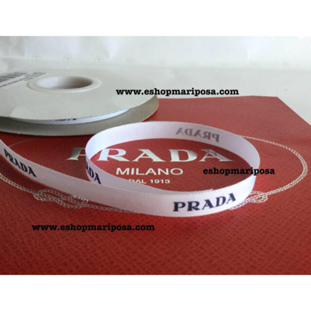 PRADA(プラダ)のPRADA◆プラダリボン🎀 ロゴ入り ホワイト x 紺 ラッピングリボン 白 インテリア/住まい/日用品のオフィス用品(ラッピング/包装)の商品写真