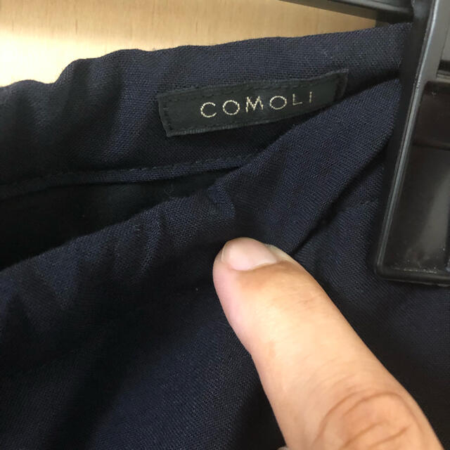 COMOLI(コモリ)の美品　コモリ　ウールニータックパンツ　ネイビー　サイズ2 メンズのパンツ(スラックス)の商品写真