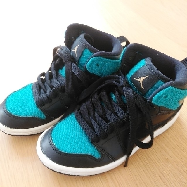 NIKE(ナイキ)のNIKE ナイキ スニーカー エアジョーダン 1 MID キッズ/ベビー/マタニティのキッズ靴/シューズ(15cm~)(スニーカー)の商品写真