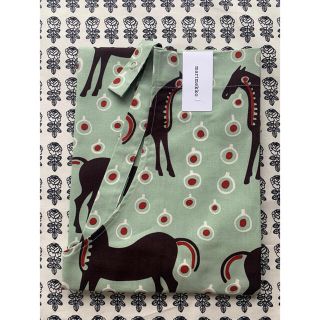 マリメッコ(marimekko)の新品未使用❉マリメッコ Musta tammaエプロン🌸🐎(収納/キッチン雑貨)