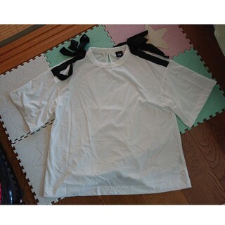 ジーユー(GU)のGU×UNDERCOVER 肩リボン Tシャツ 新品未使用(Tシャツ(半袖/袖なし))