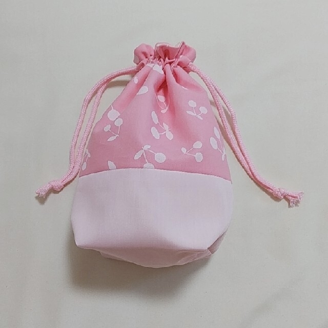 ランチョンマット&コップ入れ巾着袋 2点セット『ピンクさくらんぼ柄』 ハンドメイドのキッズ/ベビー(外出用品)の商品写真