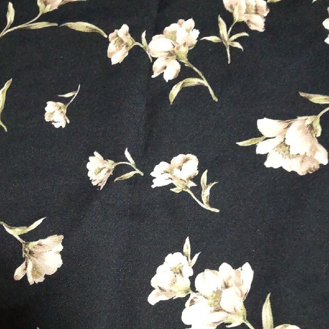 黒×花　トップス　M レディースのトップス(カットソー(半袖/袖なし))の商品写真