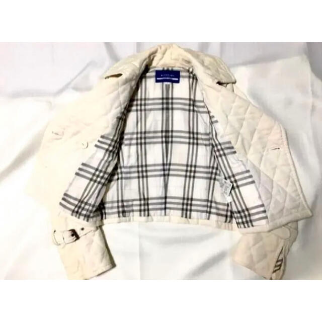 BURBERRY BLUE LABEL(バーバリーブルーレーベル)のバーバリーブルーレーベル　メタルボタンキルティングショートトレンチ　ホワイト レディースのジャケット/アウター(ピーコート)の商品写真