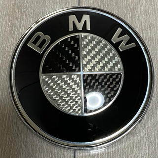 ビーエムダブリュー(BMW)のBMWカーボンボンネットエンブレムブラック＆シルバー82㎜わけあり商品2個セット(車種別パーツ)
