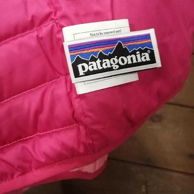 patagonia(パタゴニア)の未使用 パタゴニア キッズ ダウンベスト 3T ピンク ベビー アウター キッズ/ベビー/マタニティのキッズ服女の子用(90cm~)(ジャケット/上着)の商品写真