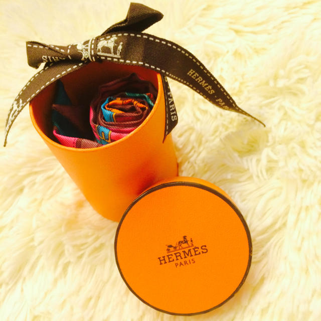 Hermes(エルメス)のエルメス☆ピンク柄☆ツイリー レディースのファッション小物(バンダナ/スカーフ)の商品写真