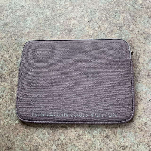 LOUIS VUITTON(ルイヴィトン)の匿名配送・ルイヴィトン財団美術館　タブレットケース13インチ　グレー レディースのバッグ(トートバッグ)の商品写真