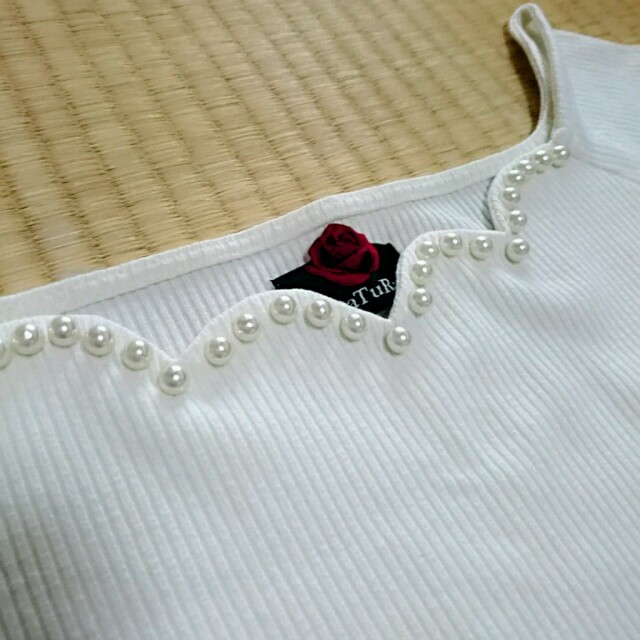 DaTuRa(ダチュラ)のDaTuRa パールネックトップス 白 レディースのトップス(カットソー(半袖/袖なし))の商品写真