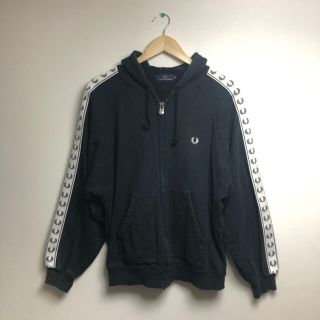 フレッドペリー(FRED PERRY)の古着　フレッドペリー　FRED PERRY  ジップ　パーカー　刺繍　(パーカー)