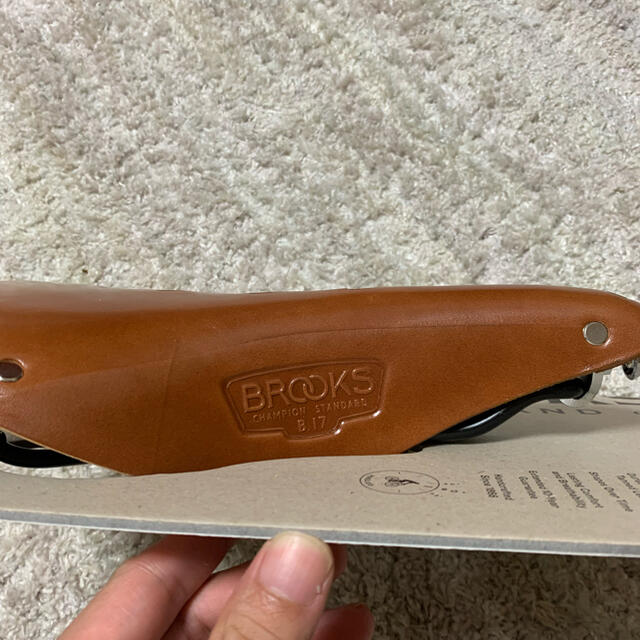 Brooks(ブルックス)のBROOKS ブルックス　B17 スタンダード　ハニー スポーツ/アウトドアの自転車(パーツ)の商品写真