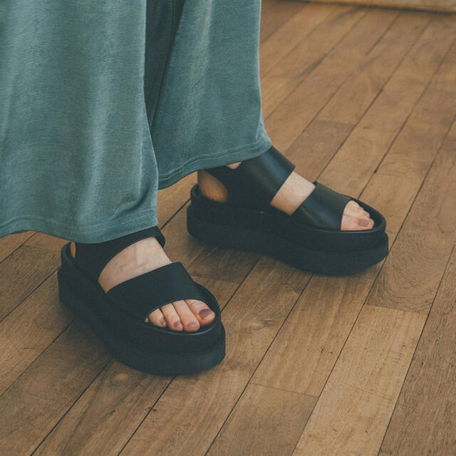 STUDIOUS(ステュディオス)のCLANE BULKY SOLE SANDAL BLACK 37 レディースの靴/シューズ(サンダル)の商品写真