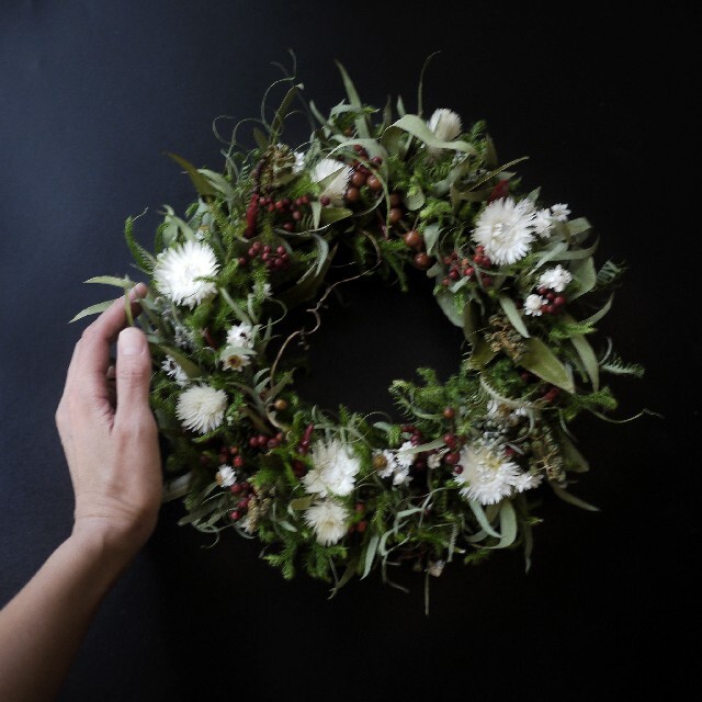 真っ赤な木の実と純白の花達咲く森のリースプレゼント