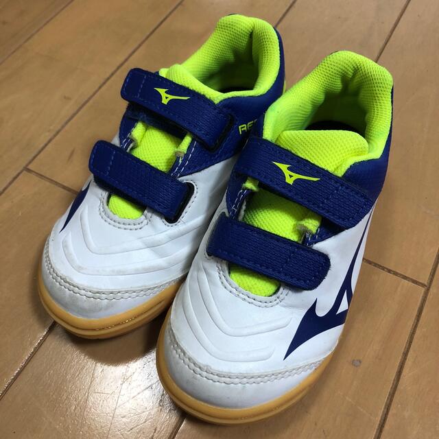 MIZUNO(ミズノ)のMIZUNO 室内　フットサルシューズ　キッズ キッズ/ベビー/マタニティのキッズ靴/シューズ(15cm~)(スニーカー)の商品写真