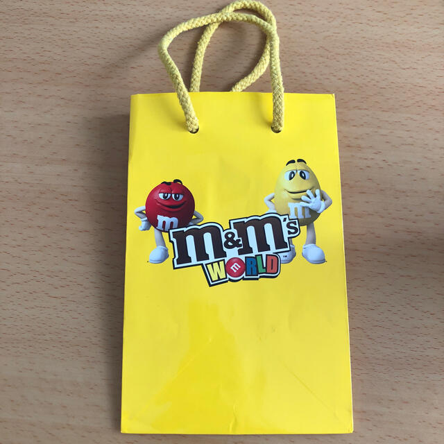 m&m&m's(エムアンドエムアンドエムズ)のエムアンドエムズ　紙袋　小さめ エンタメ/ホビーのおもちゃ/ぬいぐるみ(キャラクターグッズ)の商品写真